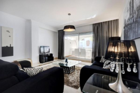 Modern 2-bedroom flat next to the sea